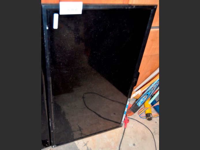 JVC 32" TV [Switches on, Screen cracked] ### LICENCE PLEASE ###