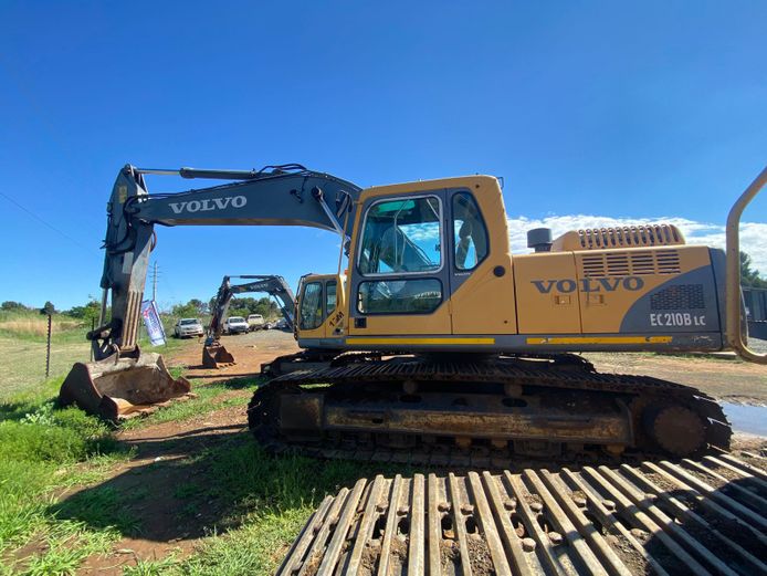 VOLVO EXCAVATOR 210B LC