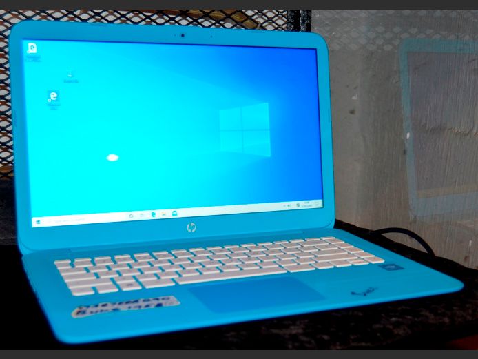 HP INTEL STREAM LAPTOP WITH CHARGER [UK Plug, switches on]