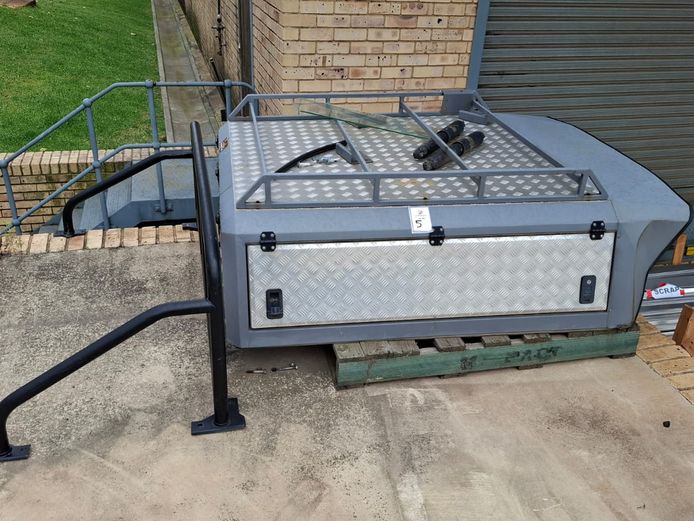 Leisuretech Aluminium canopy for Nissan NP 200 and roll bar