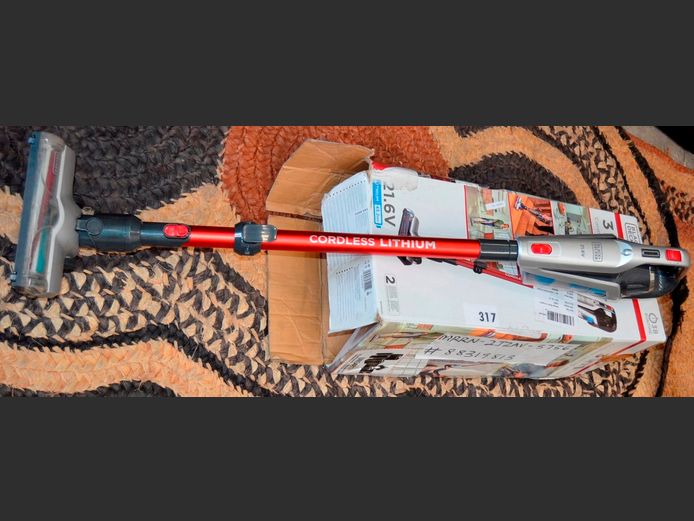 BLACK & DECKER 3-IN-1 CORDLESS VACUUM CLEANER [Switches on]