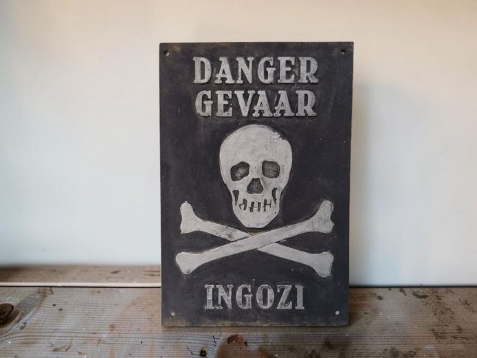 Vintage-Style Tri-Lingual Danger Sign - Lightweight Wood