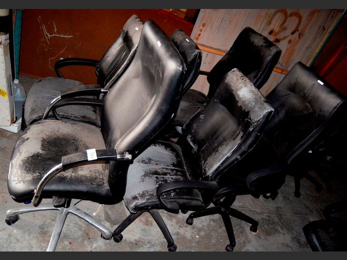 SET OF 6 BLACK LEATHER TOUCH SWIVEL OFFICE CHAIRS [Peeling]