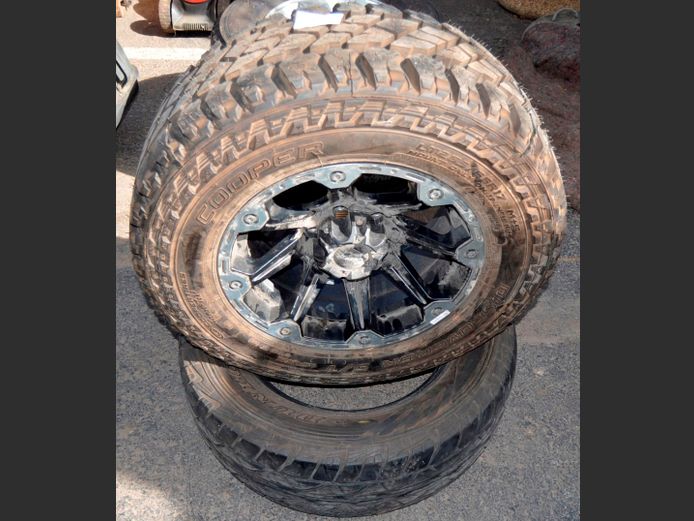 FORD BAKKIE RIM & TYRE [As new]