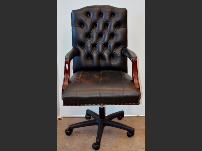 GREEN LEATHER BUTTON BACK SWIVEL OFFICE CHAIR