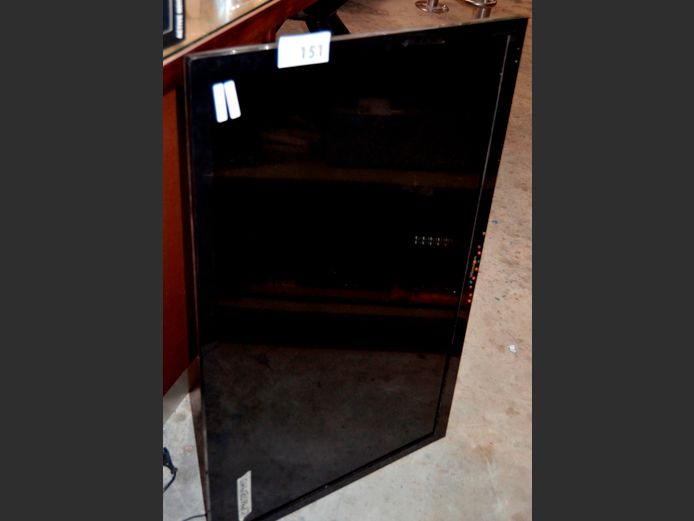HISENSE 40" L.E.D. TV [Switches on, screen cracked] ### LICENCE PLEASE ###