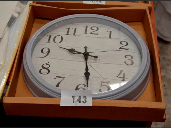 LILAC CIRCULAR WALL CLOCK, 34cm Diameter [Glass cracked]