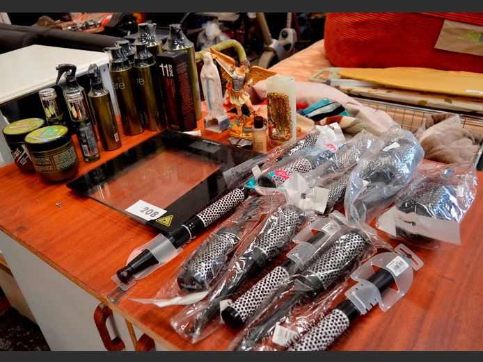 LOT: SHAMPOO & HAIR BRUSHES