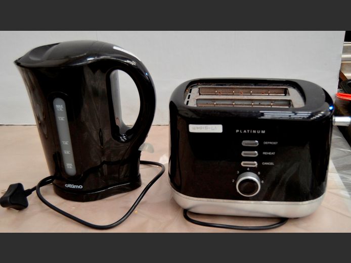 PLATINUM 2-SLICE TOASTER & AN OTTIMO KETTLE [Working]