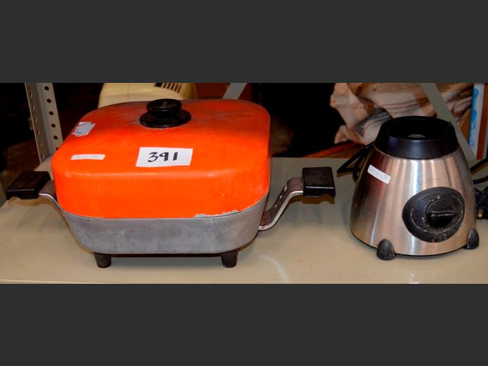 PINEWARE ELECTRIC FRYING PAN & A SUNBEAM BLENDER [Switch on, untested further, No jug, both untested]