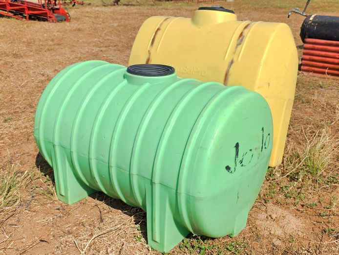 Geel + groen plastiek water tenks