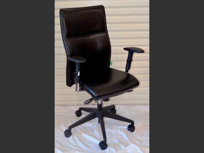 BLACK LEATHER EXECUTIVE'S SWIVEL OFFICE CHAIR