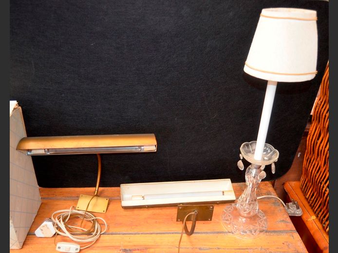 LOT: 2 x WALL MOUNT ART LIGHTS, 35cm Long, & A TABLE LAMP, 58cm High