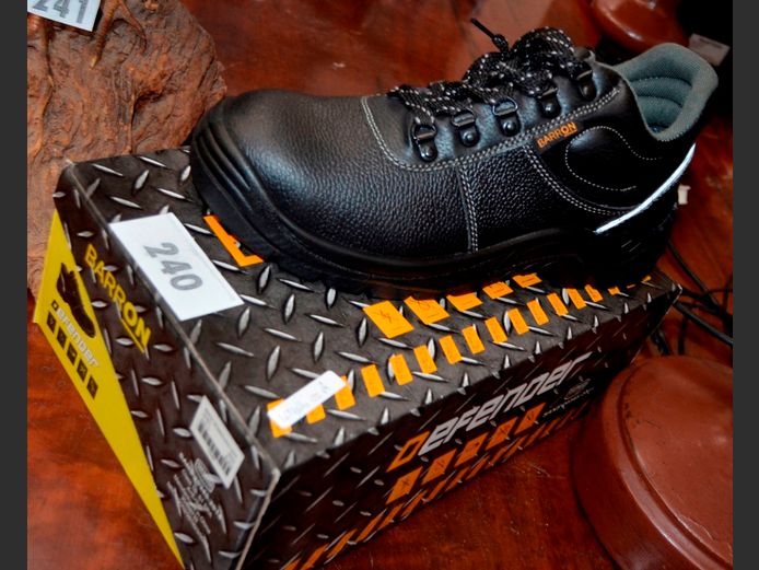 BARRON SIZE 11 SAFETY BOOTS