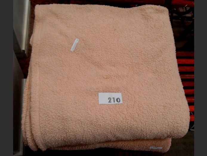 LOT: 2 x FLUFFY BLANKETS