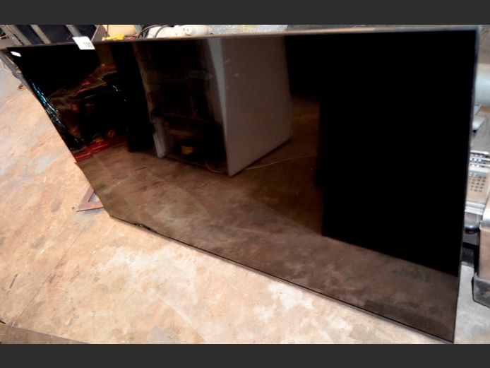 HISENSE 65" TV [Switches on, Screen cracked] ### LICENCE PLEASE ###