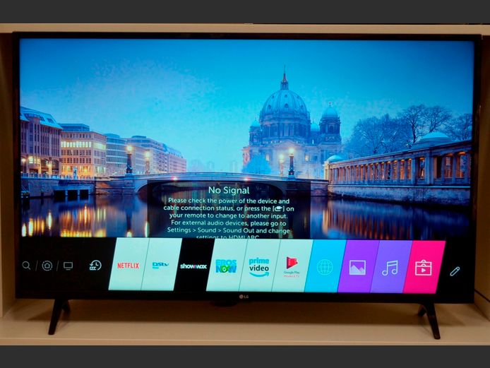 LG 43" SMART TV WITH REMOTE [Switches on, untested further] ### LICENCE PLEASE ###