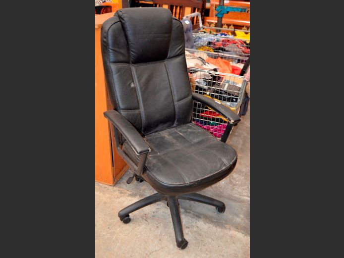 BLACK LEATHER TOUCH SWIVEL OFFICE CHAIR [Worn on arm rests]
