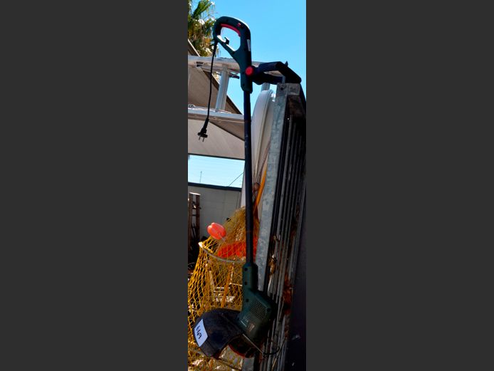 BOSCH HEDGE TRIMMER, 100 x 40cm [Switches on, untested further]