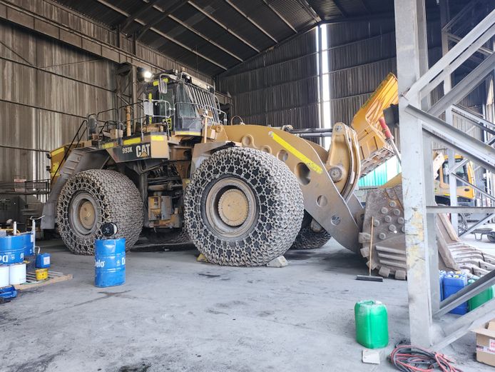 Caterpillar 993K front end loader with chains on wheels