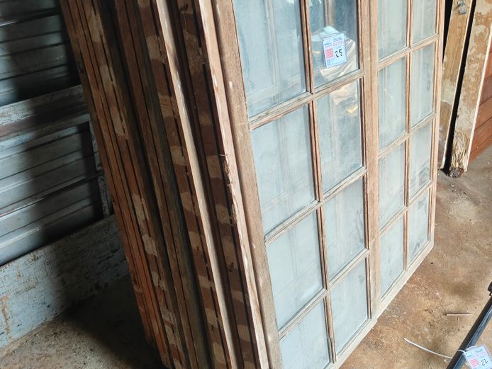 LOT WOODEN WINDOWS