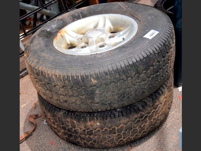 PAIR 265/75R16 TYRES WITH MAGS [1 tyre burned on the side]