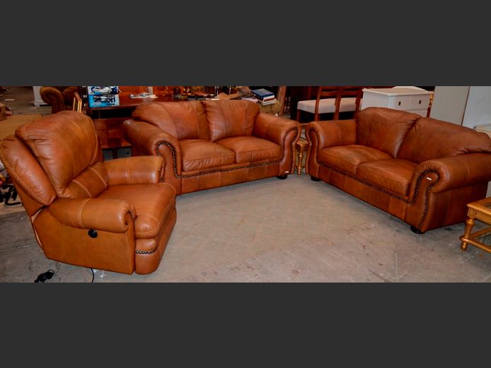 TOFFEE BROWN LEATHER 3-PIECE, 5-SEATER LOUNGE SUITE [Armchair has heated footrest]