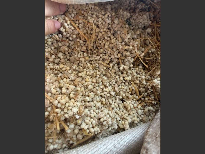 Ou kunsmis - Urem - oud - 15 Half ton Sakke - ± 8 ton