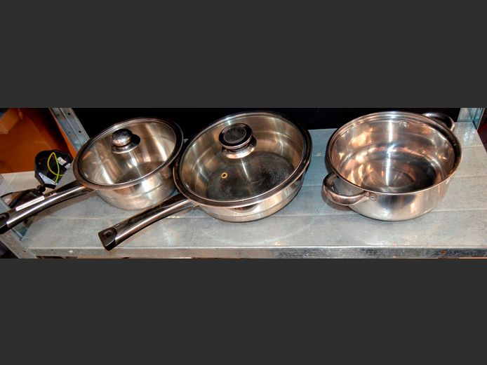 LOT: 3 STAINLESS STEEL POTS WITH LIDS [1 Lid needed]
