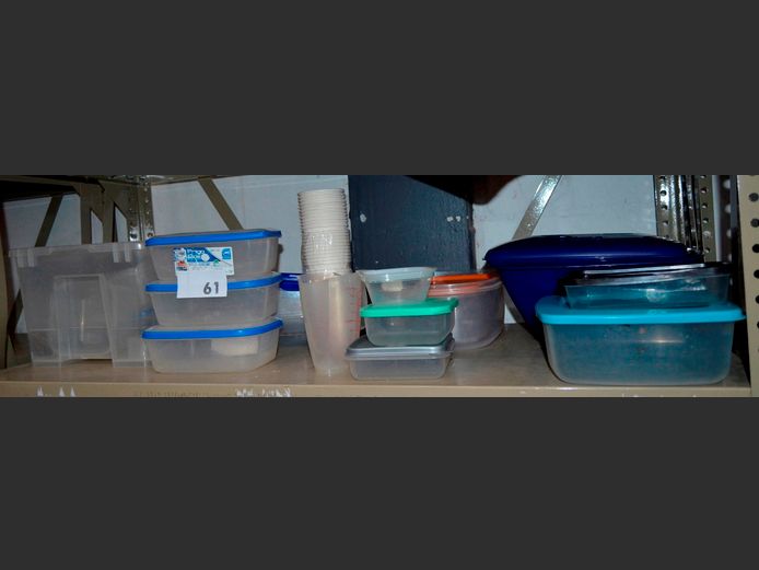 LOT: PLASTIC KITCHEN STORAGE CONTAINERS WITH LIDS