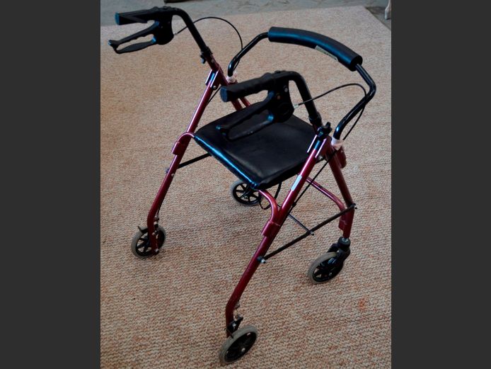 WALKING AID WITH SEAT