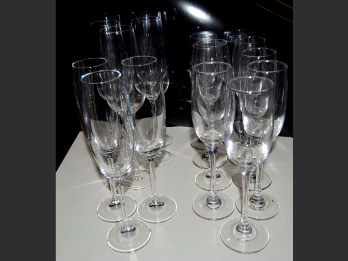 LOT: ASSORTED CHAMPAGNE FLUTES