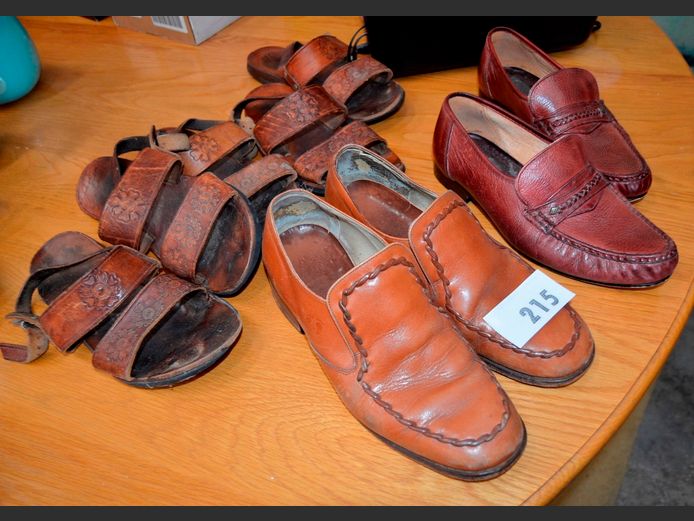 LOT: 2 x PAIRS BROWN LEATHER SHOES & SANDALS