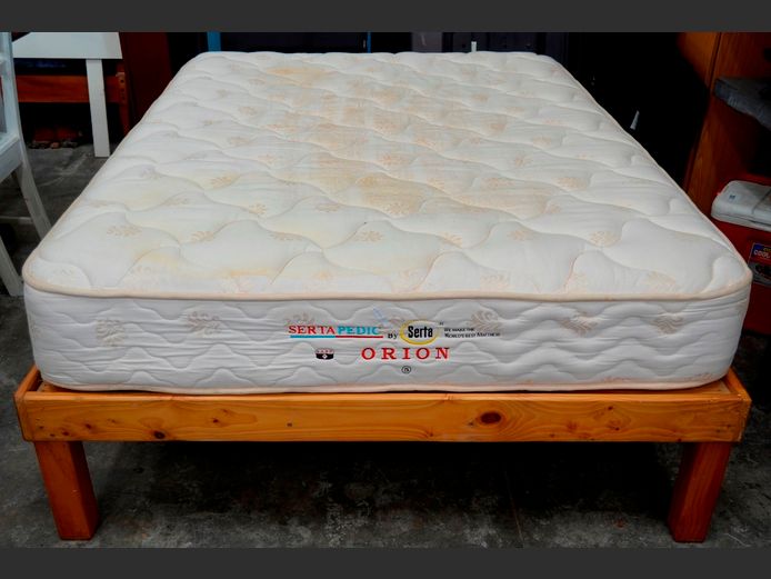 SERTA DOUBLE MATTRESS ON PINE DIVAN [Mattress needs a clean]