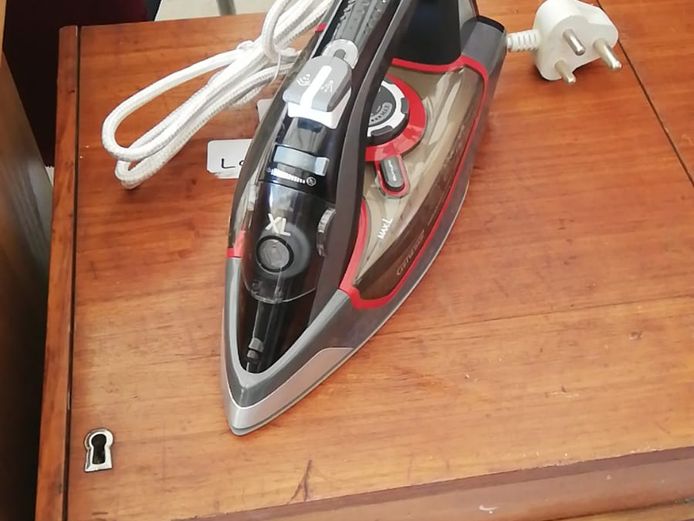 Genesis 2600 Mega steam iron