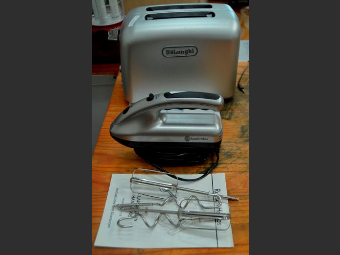 RUSSELL HOBBS HAND MIXER & DELONGHI 2-SLICE TOASTER [Switch on, untested further]