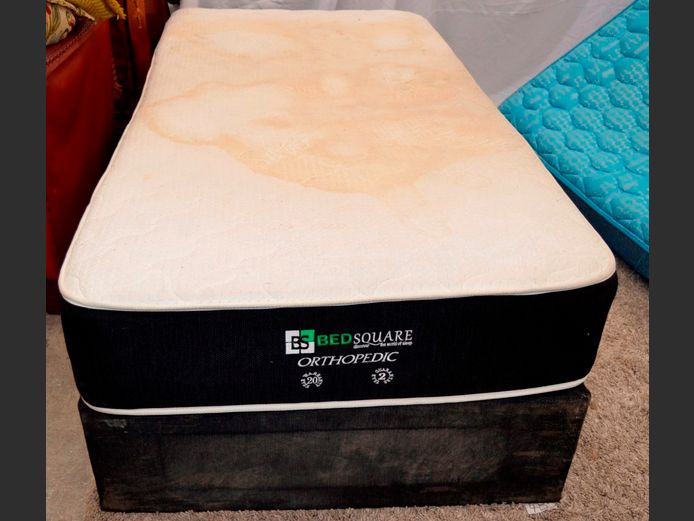 BED SQUARE ORTHOPEDIC ¾ BED BASE & MATTRESS SET [Mattress stained, no feet]