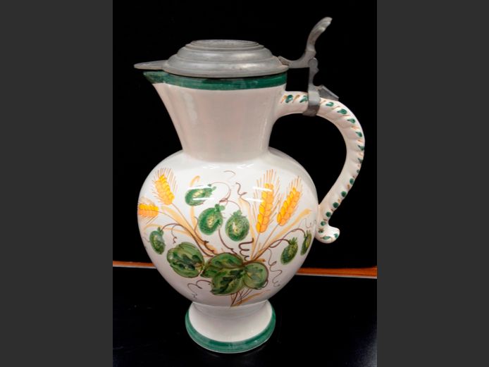 LOWENBRAU MUNCHEN PITCHER WITH PEWTER LID, 40cm High