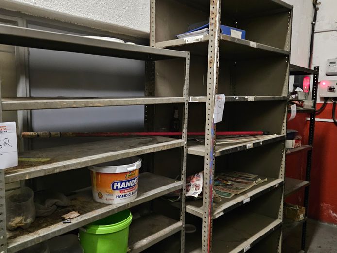 METAL SHELVING RACKS (LAYERED)