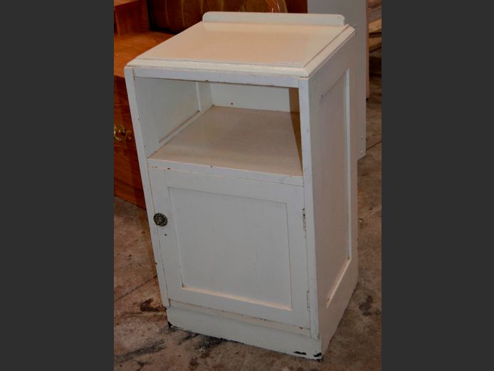 WHITE PAINTED SINGLE DOOR BEDSIDE PEDESTAL, 41 x 34.5 x 74cm [Needs some TLC]