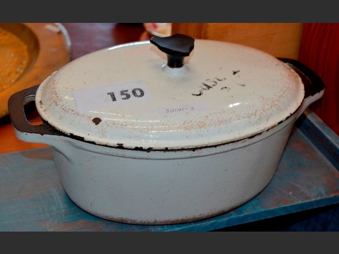 VINTAGE CAST IRON OVAL CASSEROLE WITH LID [Knob broken]