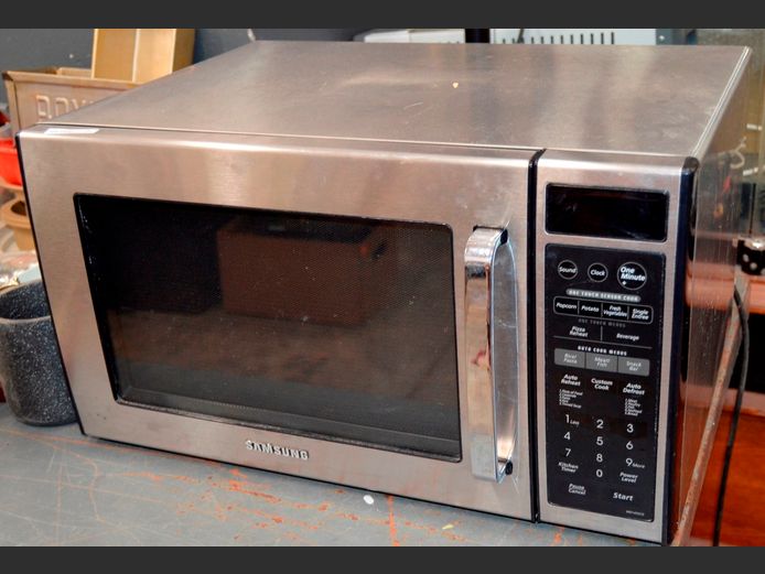 SAMSUNG STAINLESS STEEL ELECTRONIC MICROWAVE [Switches on, untested further]