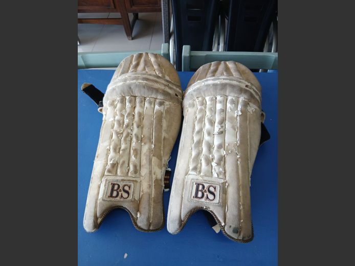 Cricket knee pads