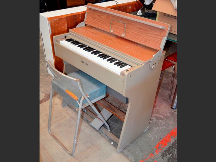 YAMAHA ORGAN WITH CHAIR, 81 x 43 x 76cm [Switches on, needs a service, chair needs re-covering]