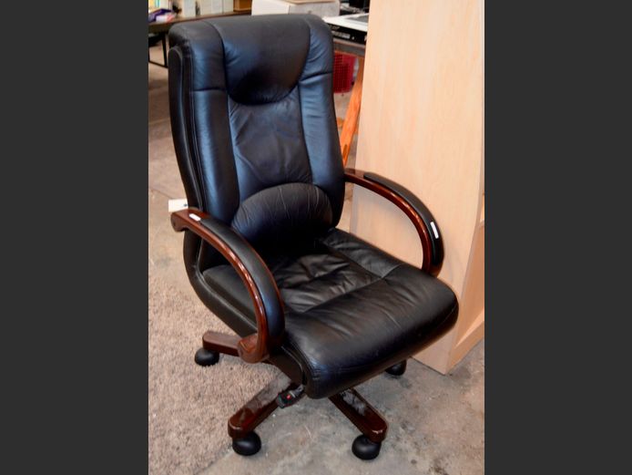 BLACK LEATHER SWIVEL EXECUTIVE OFFICE CHAIR
