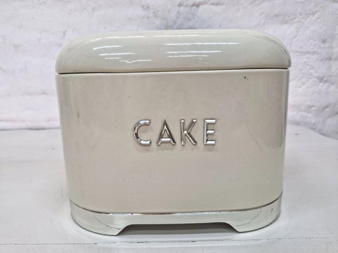 Vintage-Style Cream Metal Cake Storage Tin Box