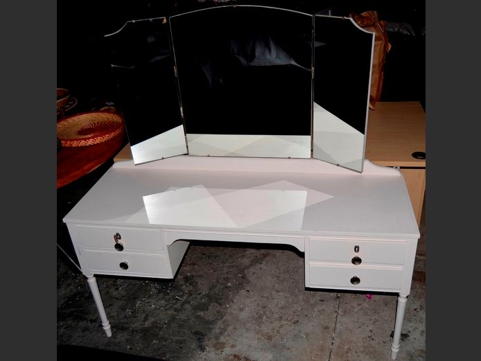WHITE PAINTED 4-DRAWER DRESSING TABLE WITH WINGBACK MIRRORS & STOOL, 138 x 45 x 142cm