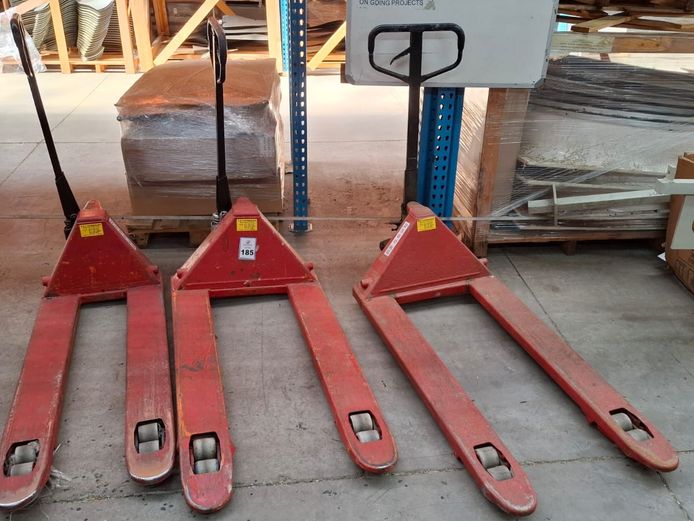 3 x 2500 kg pallet jacks