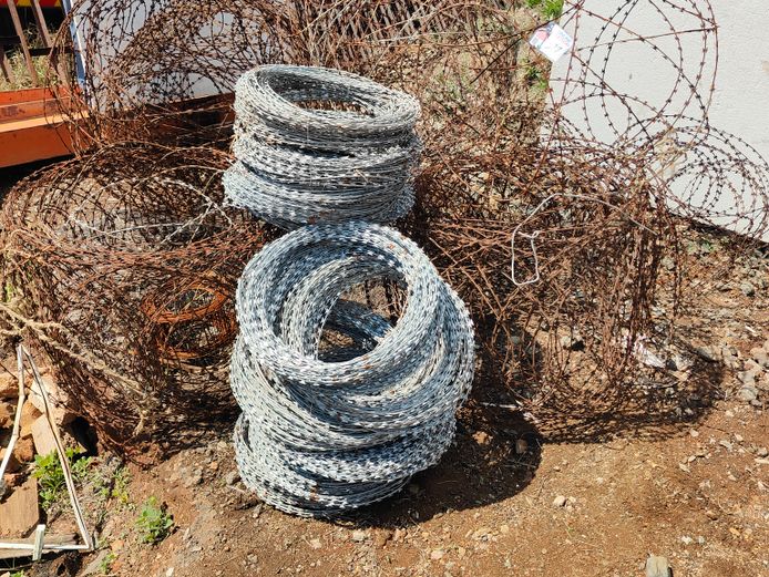 LOT RAZOR WIRE