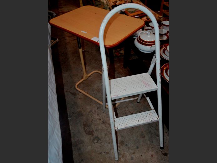 LOT: BEDSIDE PEDESTAL & A METAL 2-STEP LADDER